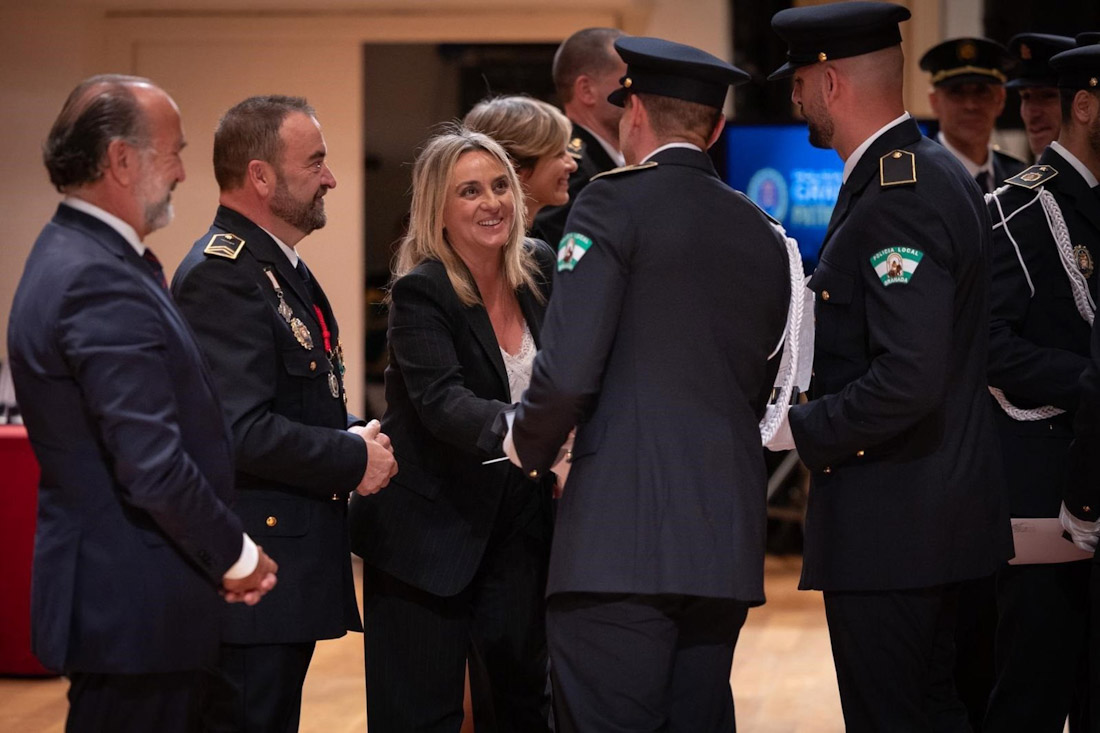 La alcaldesa de Granada, Marifrán Carazo, saluda a asistentes al acto del patrón de la Policía Local (AYUNTAMIENTO)