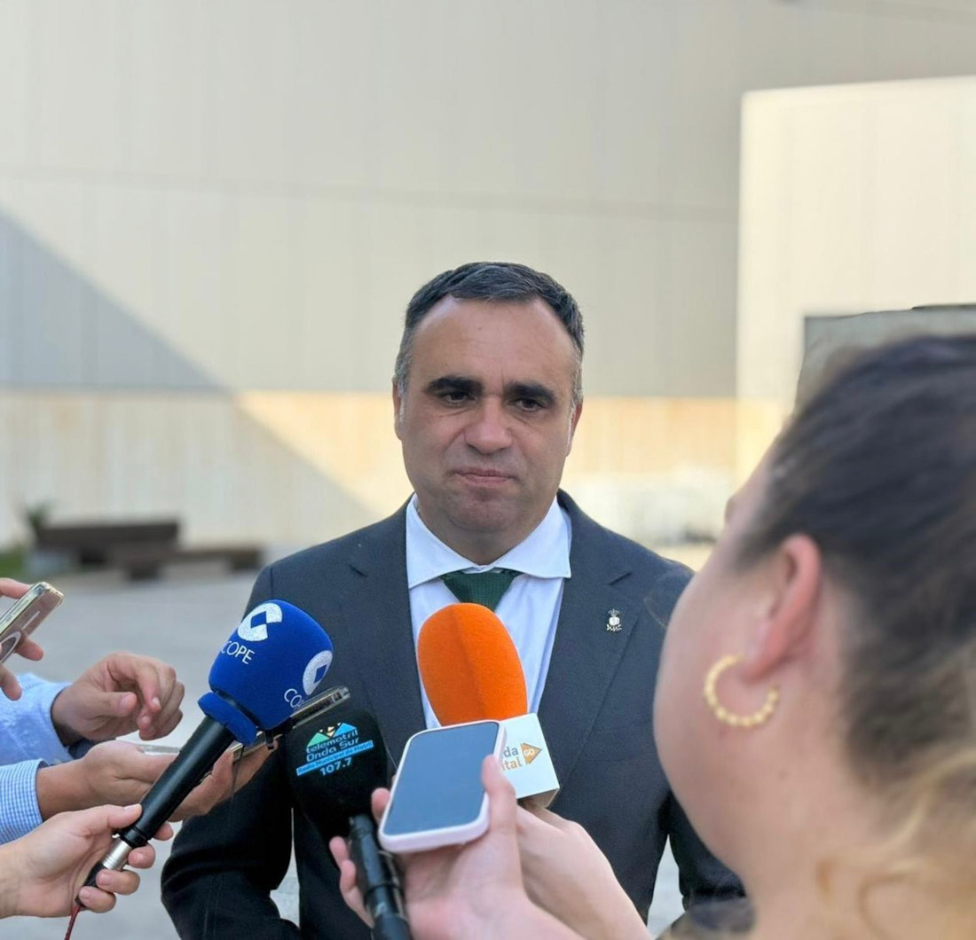 El presidente del PP y de la Diputación de Granada, Francis Rodríguez, atiende a los medios (PP)