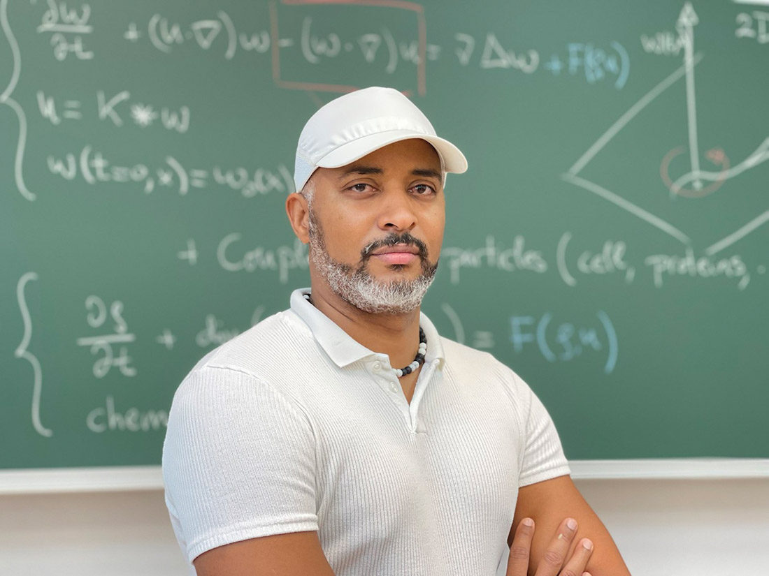 El investigador de la UGR René Fábregas, ante el modelo matemático desarrollado para la interpretación de los datos de este estudio (UGR)