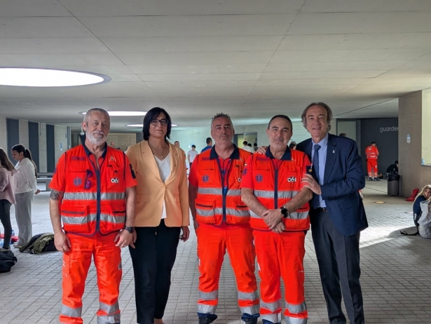 Los delegados territoriales de Salud y Consumo, Indalecio Sánchez-Montesinos, y de de Desarrollo Educativo y Formación Profesional y de Universidad, Investigación e Innovación, María José Martín, con técnicos del 061 (JUNTA)