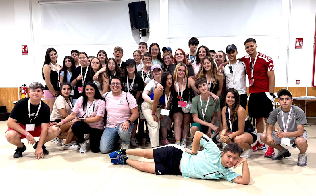 El concejal, Mariano Delgado, junto a un grupo de jóvenes de Las Gabias (AYTO. LAS GABIAS)