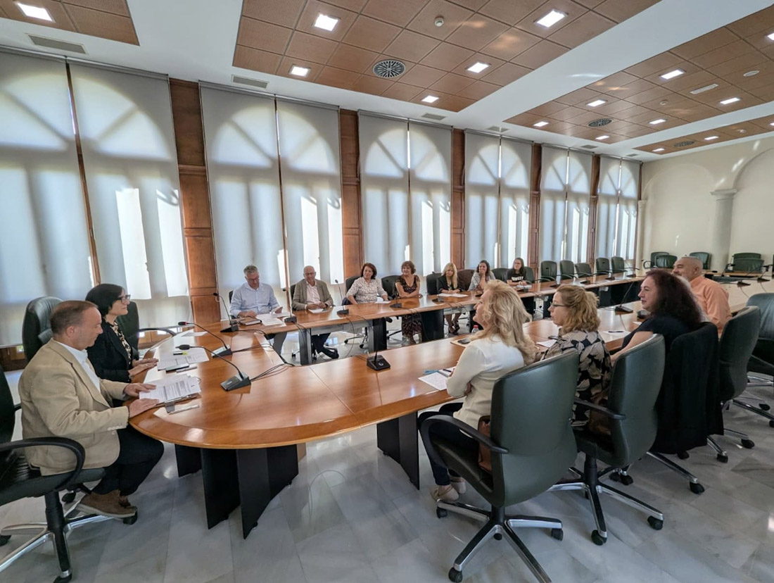 La delegada de Desarrollo Educativo de la Junta en Granada, María José Martín, ha presidido la reunion con responsables de escuelas infantiles (JUNTA)