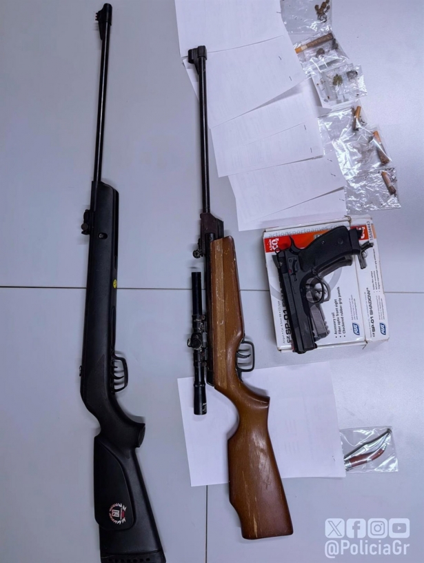 Armas de cuarta categoría intervenidas en un local clandestino de cachimbas en Granada (PERFIL DE POLICÍA LOCAL EN LA RED SOCIAL X) Armas de cuarta categoría intervenidas en un local clandestino de cachimbas en Granada (PERFIL DE POLICÍA LOCAL EN LA RED SOCIAL X)