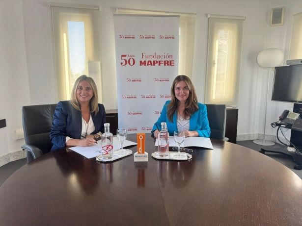 La alcaldesa de Granada, Marifrán Carazo, junto a la directora general de Fundación Mapfre, Elvira Vega (AYUNTAMIENTO DE GRANADA)