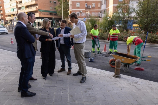 Visita de la alcaldesa de Granada, Marifrán Carazo, a una de las actuaciones del plan asfáltico del Ayuntamiento (AYUNTAMIENTO)