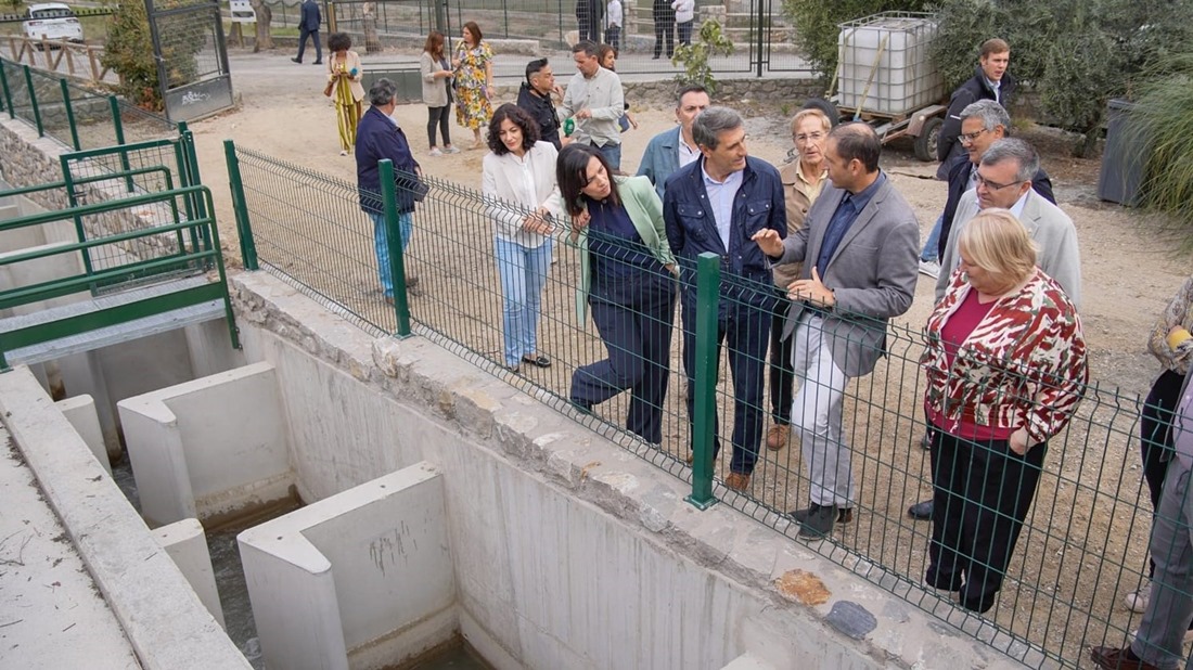 El delegado del Gobierno de España en Andalucía, Pedro Fernández, y la presidenta de la Confederación Hidrográfica del Guadalquivir, Gloria Martín, visita actuaciones en cauces de la provincia de Granada. (DELEGACIÓN DEL GOBIERNO EN ANDALUCÍA)