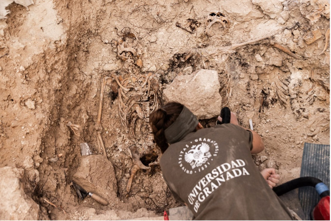 Uno de los miembros del equipo de la UGR que interviene en las fosas comunes de Padul (FRANCISCO DE ASIS CARRION JIME)