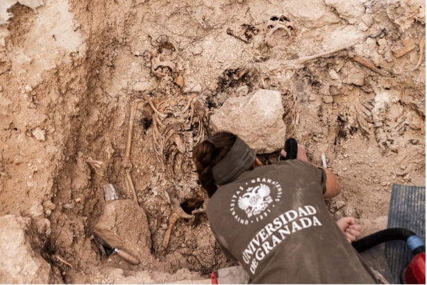 Uno de los miembros del equipo de la UGR que interviene en las fosas comunes de Padul (FRANCISCO DE ASIS CARRION JIME)