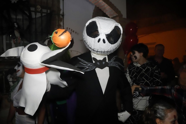 Persona disfrazada de Pesadilla antes de Navidad durante la noche de Halloween (ALEX ZEA / EUROPA PRESS)