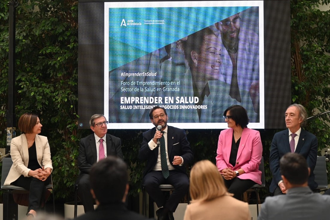 Desde la izquierda, la edil de Igualdad de Granada, Encarnación González, el director de la Fundación PTS, Luis González, y los delegados de la Junta en la provincia Antonio Granados, María José Martín e Indalecio Sánchez-Montesinos (JUNTA)