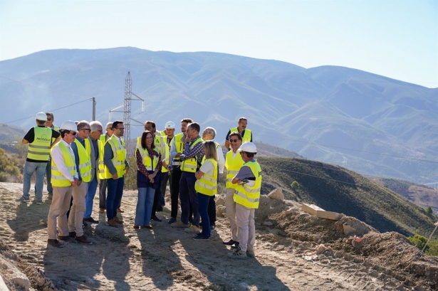 La consejera de Fomento, Articulación del Territorio y Vivienda, Rocío Díaz, ha visitado este viernes las obras de la primera fase del nuevo acceso a la Alpujarra. (ARSENIO ZURITA/EUROPA PRESS)