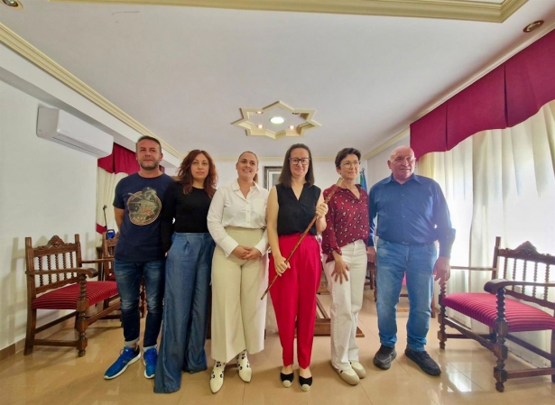 La nueva alcaldesa de Castilléjar, Estefanía Martínez, tras su investidura. Archivo (AYUNTAMIENTO)