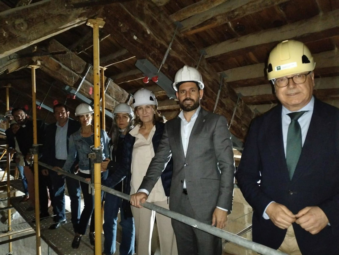 El delegado de Cultura de la Junta en Granada, David Rodríguez (2d), en una imagen de archivo de una visita a las cubiertas de la iglesia de la Encarnación (ARZOBISPADO)