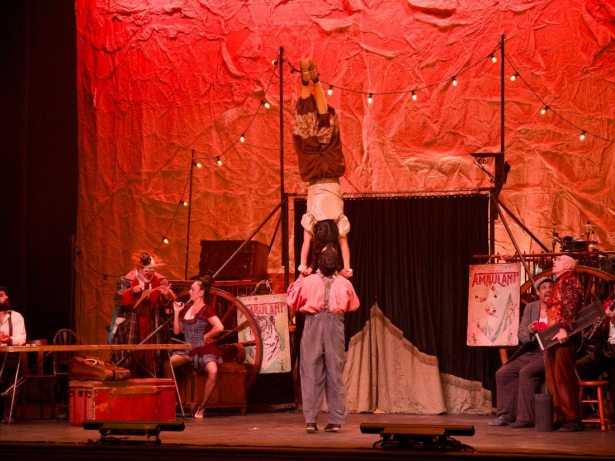 Un momento de la representación de la compañía La Fam anoche en Santa Fe (TEATRO HUMOR SANTA FE) Un momento de la representación de la compañía La Fam anoche en Santa Fe (TEATRO HUMOR SANTA FE)