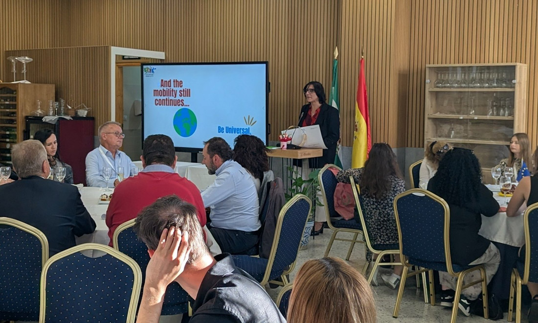 La delegada territorial de Desarrollo Educativo y Formación Profesional de la Junta en Granada, María José Martín, interviene en el centro de FP Hurtado de Mendoza (JUNTA)