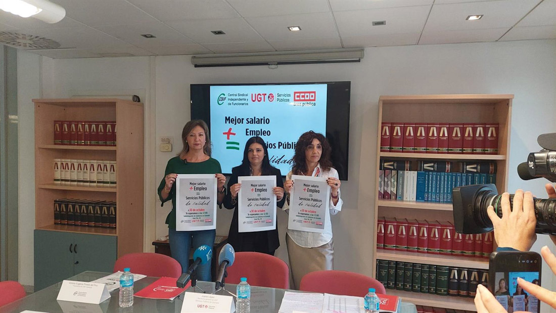 Desde la izquierda, la presidenta de CSIF en Granada, Victoria Eugenia Pineda, la responsable de UGT Servicios Públicos en la provincia, Juana López, y la secretaria provincial de Sanidad y Sectores Sociosanitarios de CCOO, María Ángeles Carranza )CSIF)
