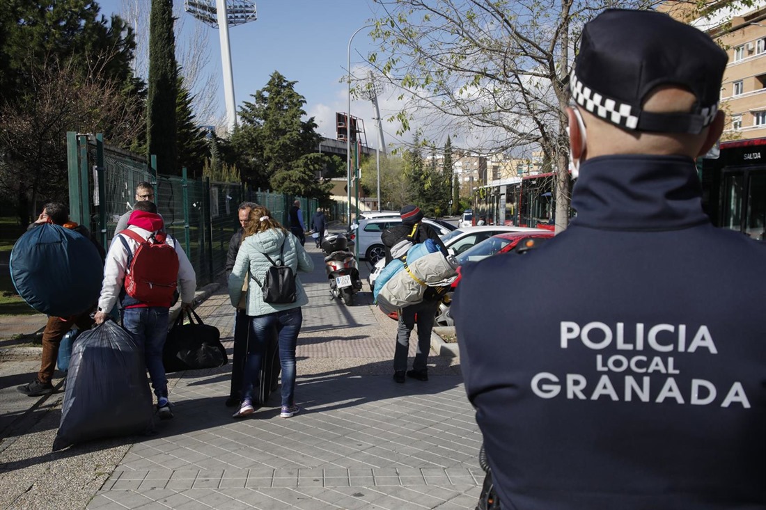 Grupo de personas sin hogar en Granada, en imagen de archivo (ÁLEX CÁMARA / EUROPA PRESS)