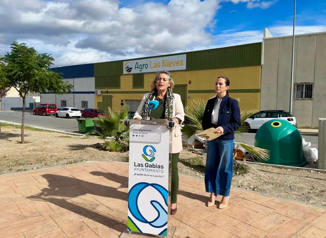 La alcaldesa de Las Gabias, Meri Sádaba, junto a la concejal Paloma López nueva responsable de las competencias de Limpieza Viaria y Jardines (AYTO. LAS GABIAS)