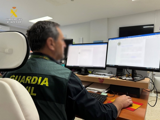 Agente de la Guardia Civil visionando varias pantallas. (GUARDIA CIVIL) Agente de la Guardia Civil visionando varias pantallas. (GUARDIA CIVIL)