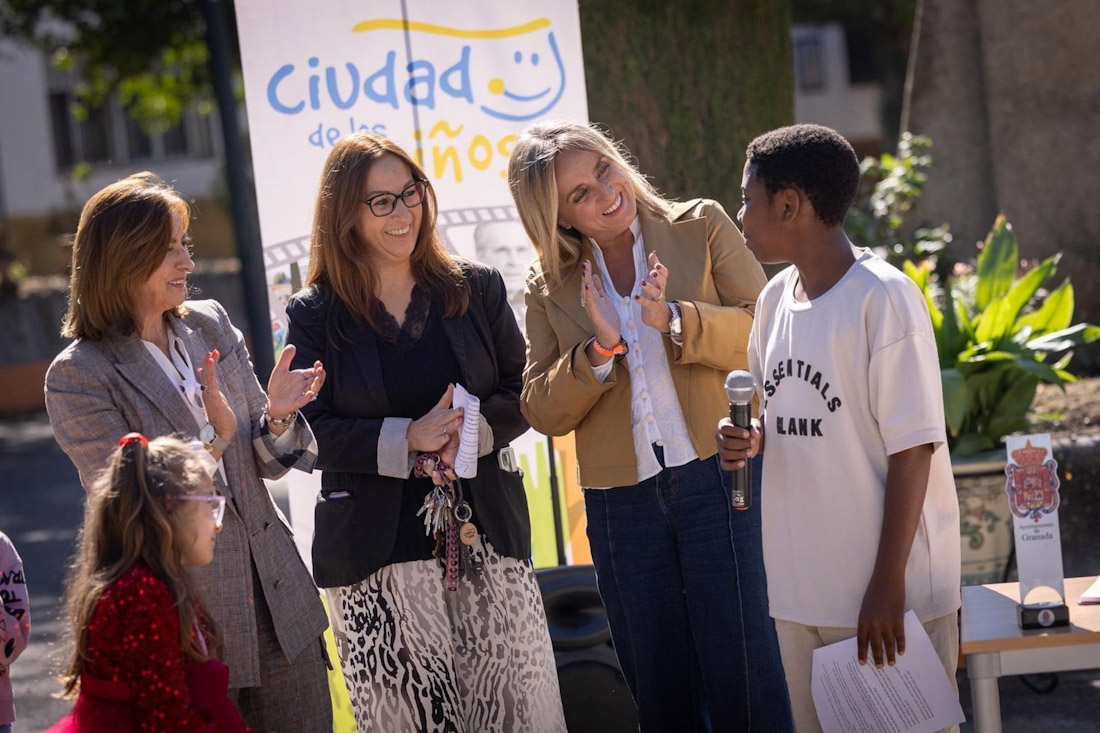 La alcaldesa de Granada, Marifrán Carazo, en el Colegio Ciudad de los Niños (AYUNTAMIENTO DE GRANADA)