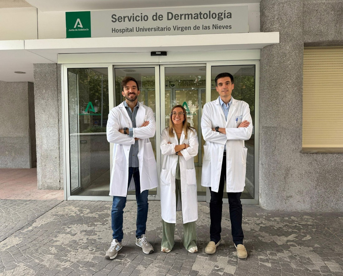 Los especialistas del Hospital Universitario Virgen de las Nieves (Granada) Salvador Arias, Trinidad Montero y Alejandro Molina, a las puertas del Servicio de Dermatología (JUNTA DE ANDALUCÍA)
