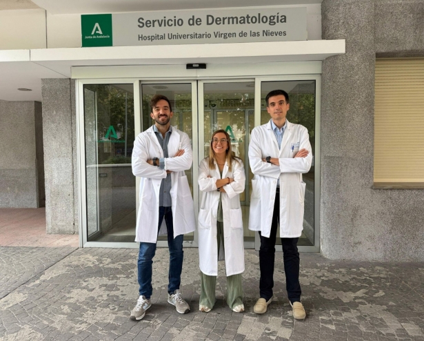 Los especialistas del Hospital Universitario Virgen de las Nieves (Granada) Salvador Arias, Trinidad Montero y Alejandro Molina, a las puertas del Servicio de Dermatología (JUNTA DE ANDALUCÍA)