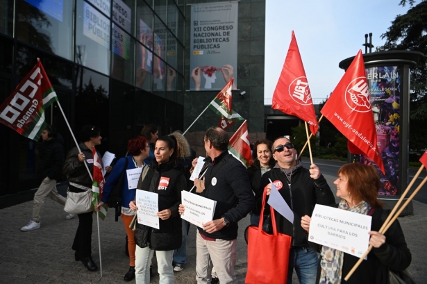 Imagen de la concentración a las puertas del Palacio de Congresos (GPMEDIA)