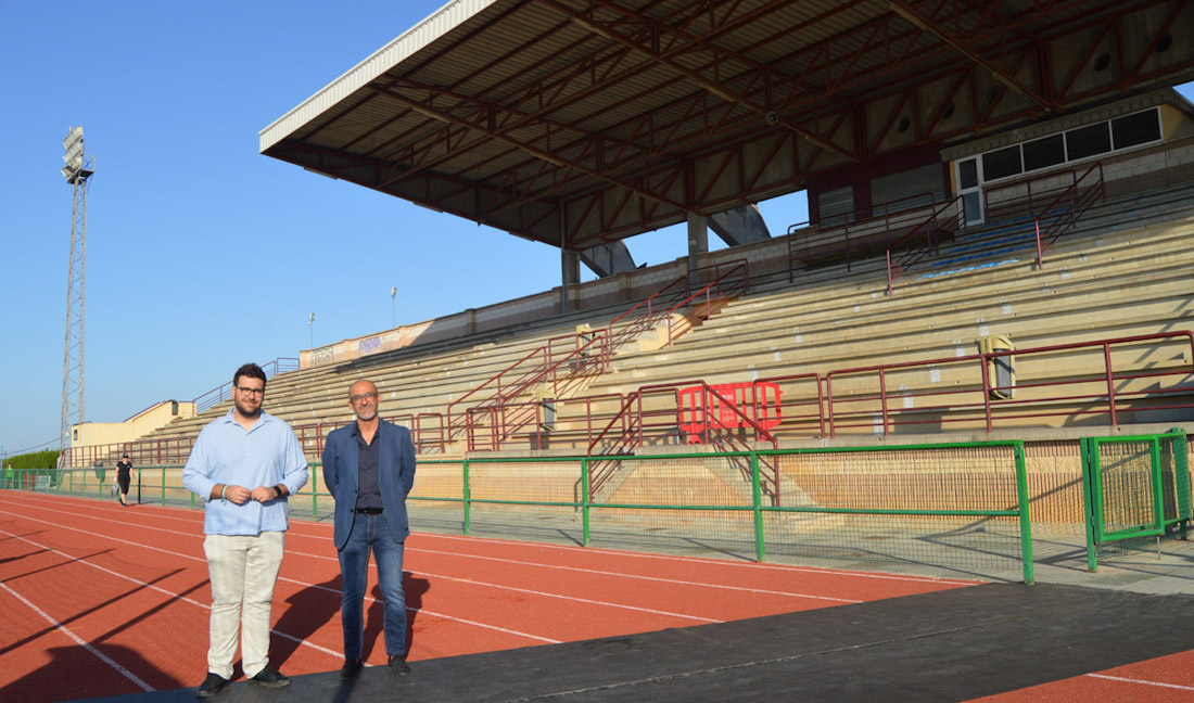 Salustiano Ureña, alcalde de Albolote, y Juan José Martínez, concejal de Deportes, en una visita a la grada del campo muniicipal de fútbol