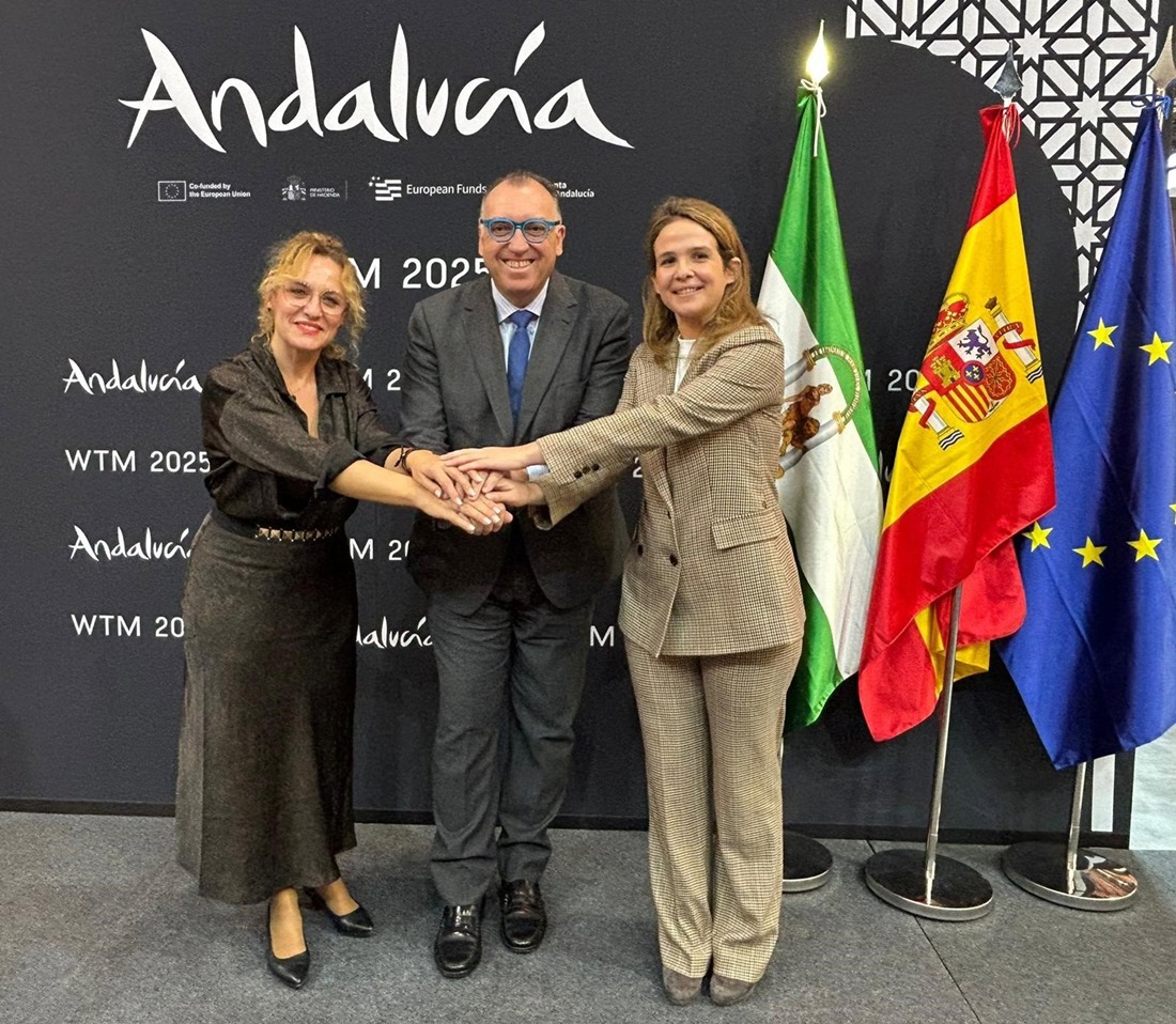 Desde la izquierda la diputada provincial de Turismo de Granada, Marta Nievas, el consejero de Turismo y Andalucía Exterior, Arturo Bernal, y la directora de Asuntos Públicos de Vueling, Rosaura Ferriz (DIPUTACIÓN DE GRANADA)