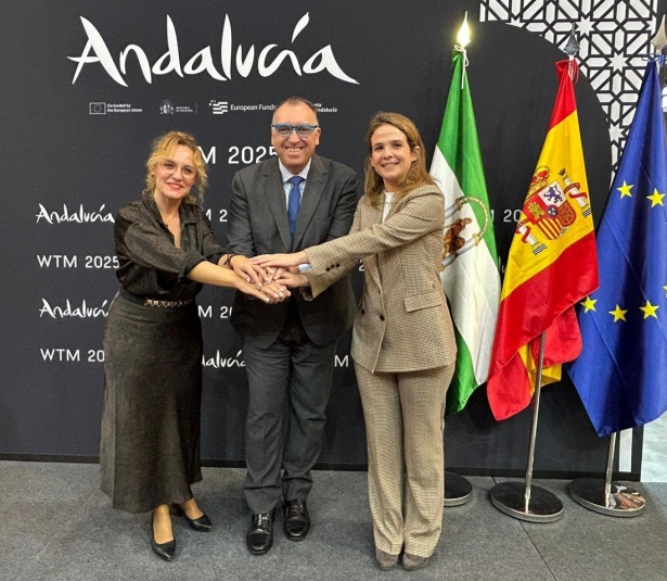 Desde la izquierda la diputada provincial de Turismo de Granada, Marta Nievas, el consejero de Turismo y Andalucía Exterior, Arturo Bernal, y la directora de Asuntos Públicos de Vueling, Rosaura Ferriz (DIPUTACIÓN DE GRANADA)