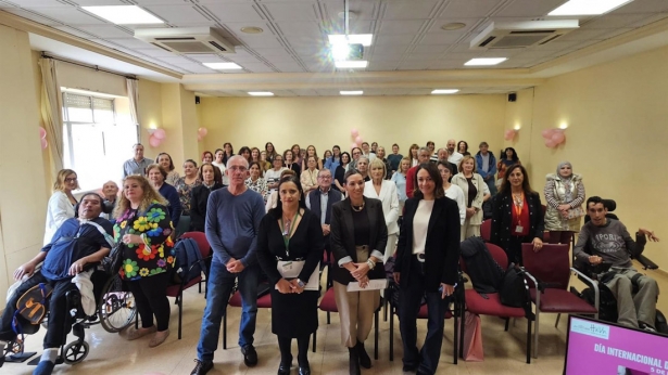 Acto en el Virgen de las Nieves con profesionales sanitarios y personas que cuidan (HOSPITAL VIRGEN DE LAS NIEVES)