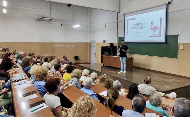 Iván Centenillo en una conferencia (LA OFICINA DE LOS DESEOS)