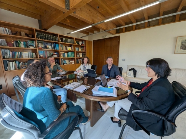 Encuentro de la delegada de Desarrollo Educativo y FP de la Junta en Granada, María José Martín, con la asociación de directores de centros públicos (JUNTA)