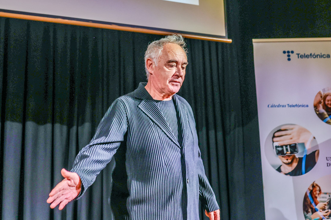 El chef Ferran Adrià durante si conferencia (UGR)