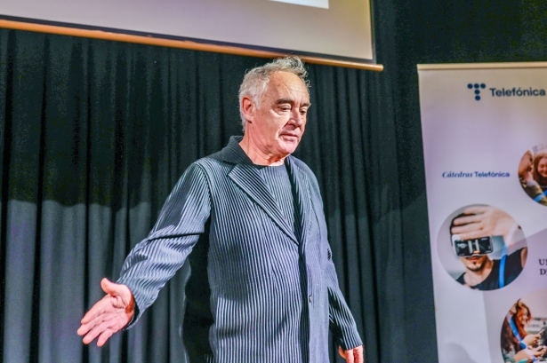 El chef Ferran Adrià durante si conferencia (UGR)
