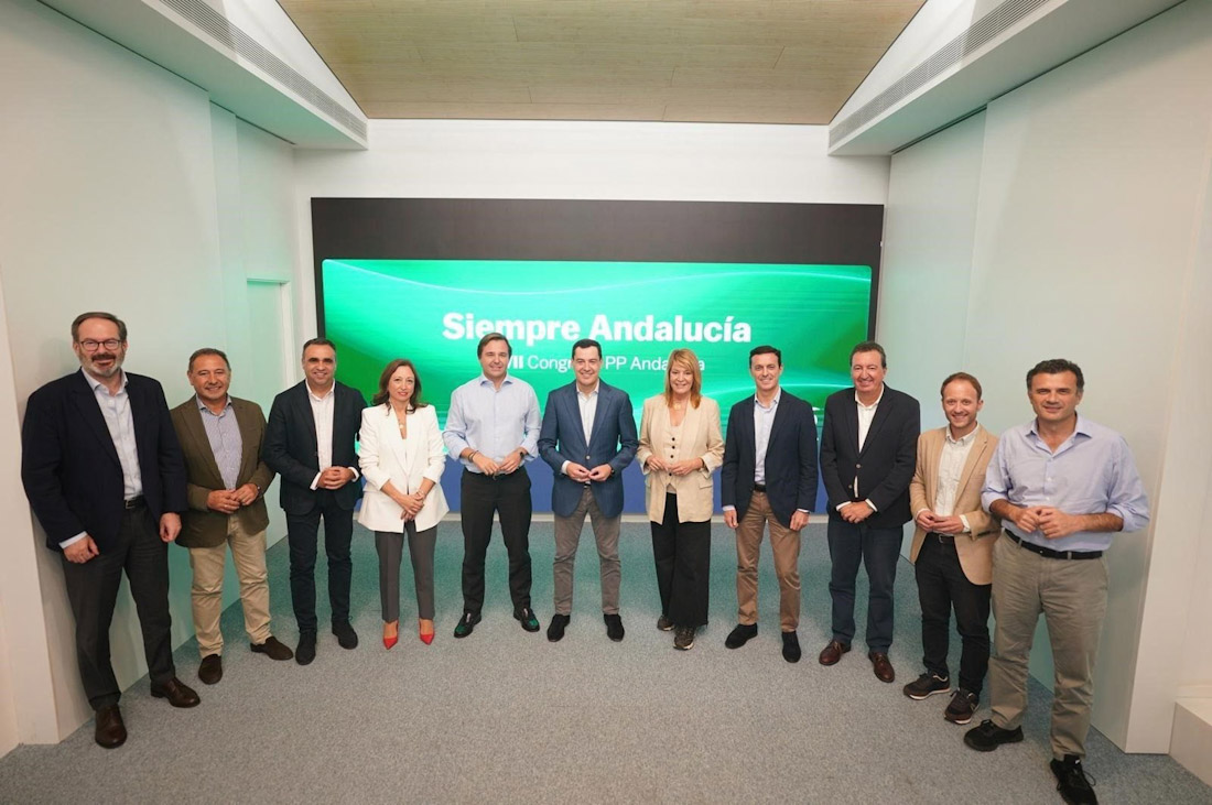 Foto de familia de Juanma Moreno con los presidentes provinciales del PP en Andalucía (PP)