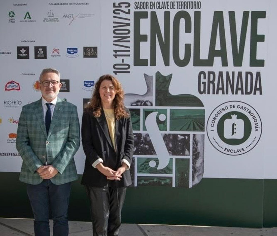 El diputado provincial de Fondos Europeos, Desarrollo, Industria y Empleo de la Diputación de Granada, Antonio Díaz, y la directora de Guía Repsol, María Ritter (GUÍA REPSOL)