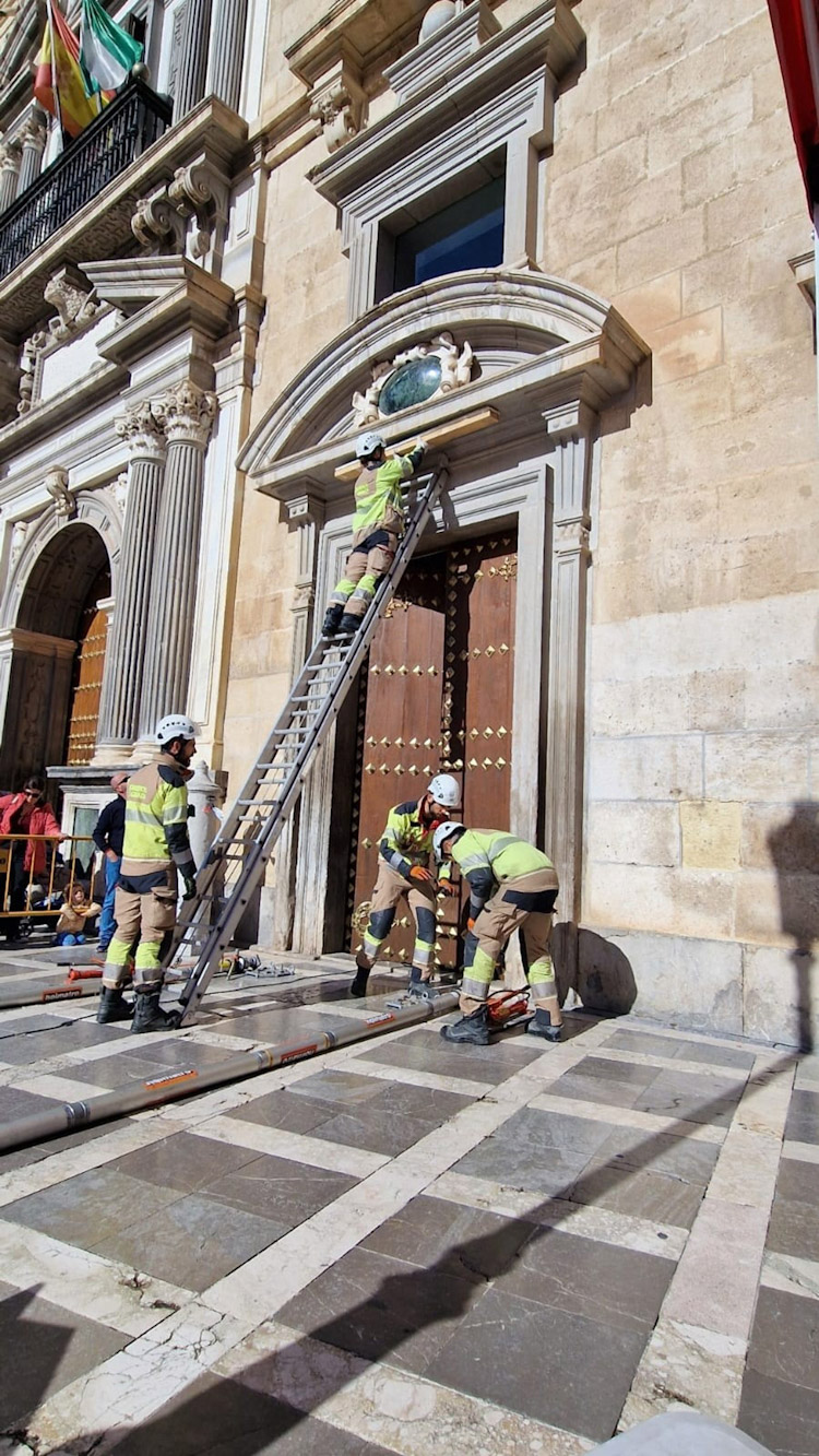 Labores del Servicio de Bomberos y el Grupo de Rescate en Entornos Patrimonales, en un simulacro de emergencia, evacuación y salvaguarda del patrimonio artístico y cultural en la fachada del Palacio de la Real Chancillería de Granada (AYUNTAMIENTO)