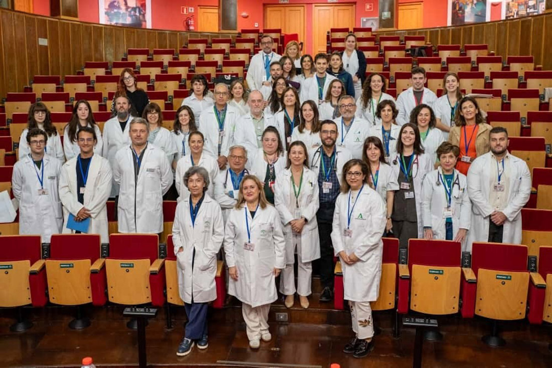 La jefa de servicio, Concepción Morales, en el centro, junto gran parte del equipo de Neumología del Virgen de las Nieves (JUNTA DE ANDALUCÍA)