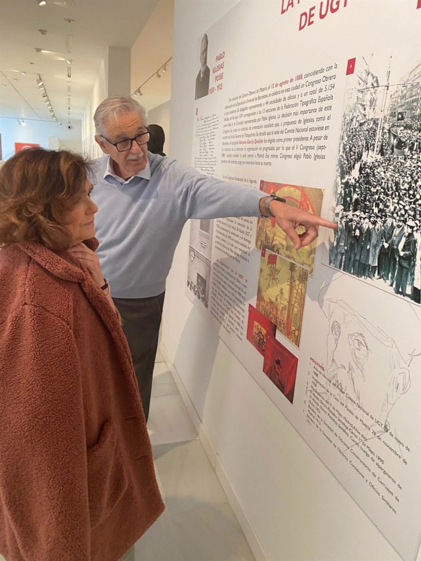 El presidente de la Sociedad Fabiana Española, Antonio María Claret García, con la presidenta del Consejo de Estado, Carmen Calvo, en la exposición sobre Pablo Iglesias (SOCIEDAD FABIANA ESPAÑOLA)
