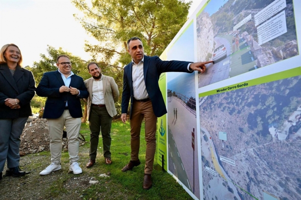 Desde la izquierda de la imagen los alcaldes de Motril y de Almuñécar, Luisa García Chamorro y Juanjo Ruiz Joya, el diputado provincial de Obras, José Ramón Jiménez, y el presidente de la Diputación de Granada, Francis Rodríguez (DIPUTACIÓN)