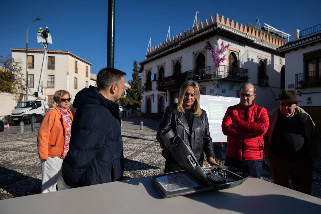 La alcaldesa de Granada, Marifrán Carazo, junto al concejal de Mantenimiento, Francisco Almohalla (AYUNTAMIENTO)