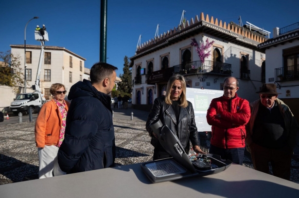 La alcaldesa de Granada, Marifrán Carazo, junto al concejal de Mantenimiento, Francisco Almohalla (AYUNTAMIENTO)