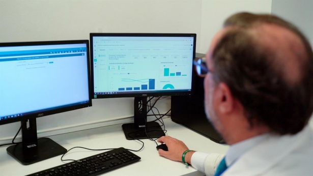 El jefe de sección, Bernardino Alcázar, revisa la nueva herramienta de IA (HOSPITAL VIRGEN DE LAS NIEVES)