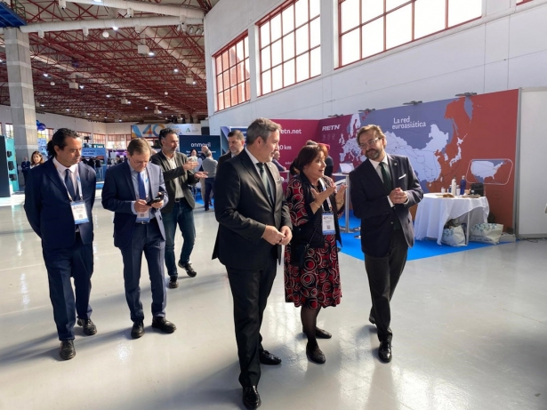 El delegado del Gobierno andaluz en Granada, Antonio Granados, primero por la derecha en la imagen, en la visita a la 40ª Feria Acutelan en Fermasa (JUNTA)