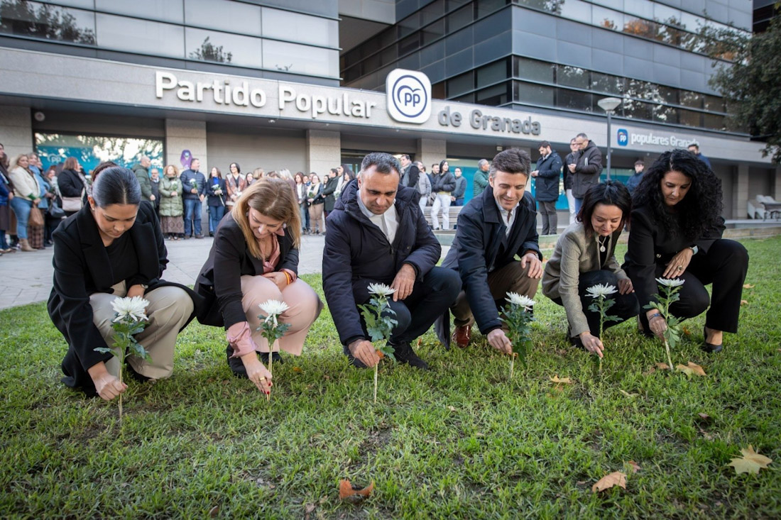 El presidente del PP de Granada, Francis Rodríguez, en el centro en la imagen, durante la plantación de flores en recuerdo de las víctimas de violencia machista en 2025 a las puertas de la sede provincial del partido (PP)