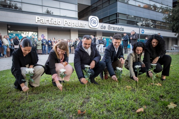 El presidente del PP de Granada, Francis Rodríguez, en el centro en la imagen, durante la plantación de flores en recuerdo de las víctimas de violencia machista en 2025 a las puertas de la sede provincial del partido (PP)
