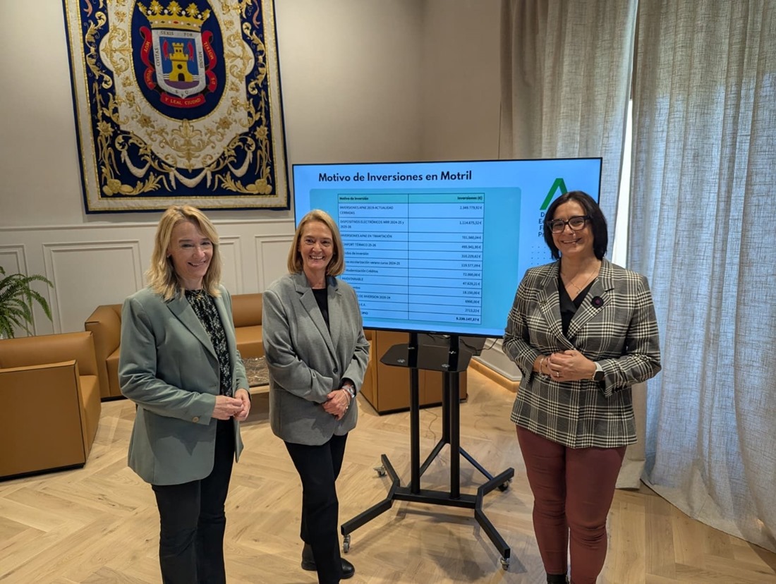 La alcaldesa de Motril, Luisa García Chamorro, en el centro en la imagen, durante la visita de la delegada de Desarrollo Educativo de la Junta en Granada, María José Martín, a su izquierda (JUNTA)