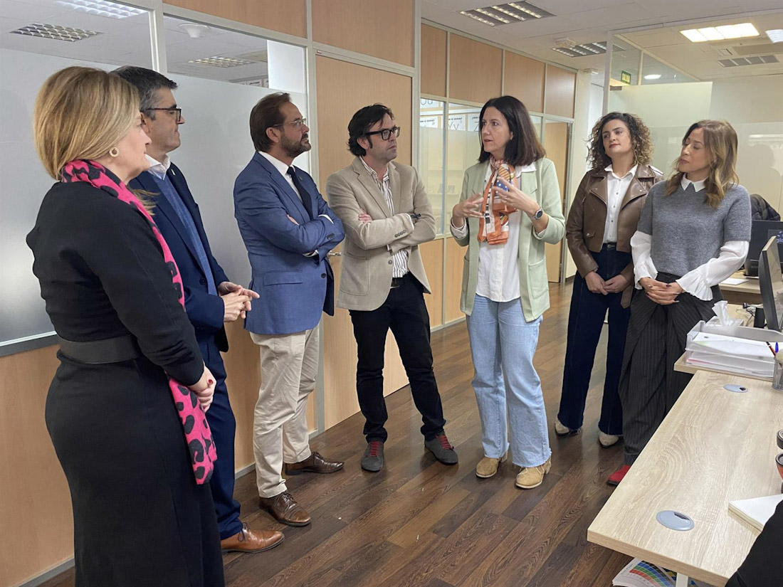 El delegado del Gobierno andaluz en Granada, Antonio Granados, durante la visita a la unidad provincial gestionada por Engloba (JUNTA DE ANDALUCÍA)