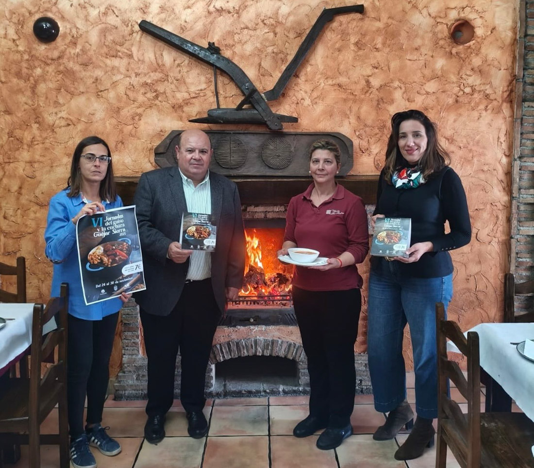 El alcalde del municipio, Jose Robles, y la concejal de Turismo, Elisabeth García Calvente , en las VI Jornadas del Guiso y la Cuchara dedicada a sabores tradicionales (AYUNTAMIENTO DE GÜÉJAR SIERRA)